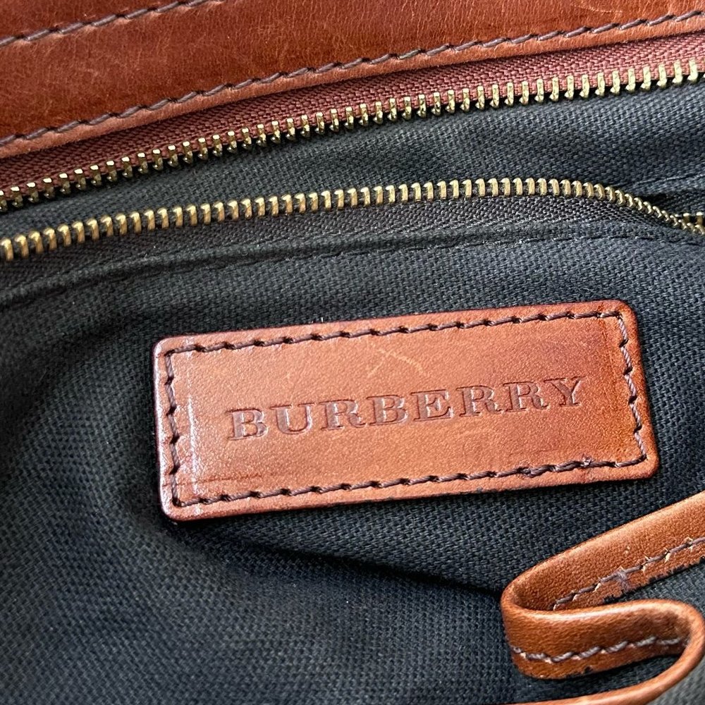 Timeless Classic: Burberry Vintage Check Bag (Made in Italy!) - Picture 9 of 13